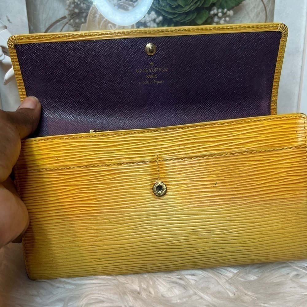 Authentic Louis Vuitton Epi Sarah yellow wallet with Purple interior - Picture 4 of 14